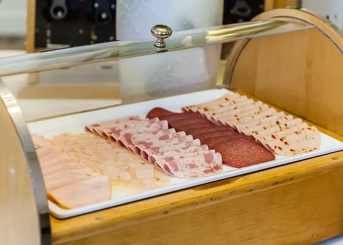 Hotel Monopol - Station 4*